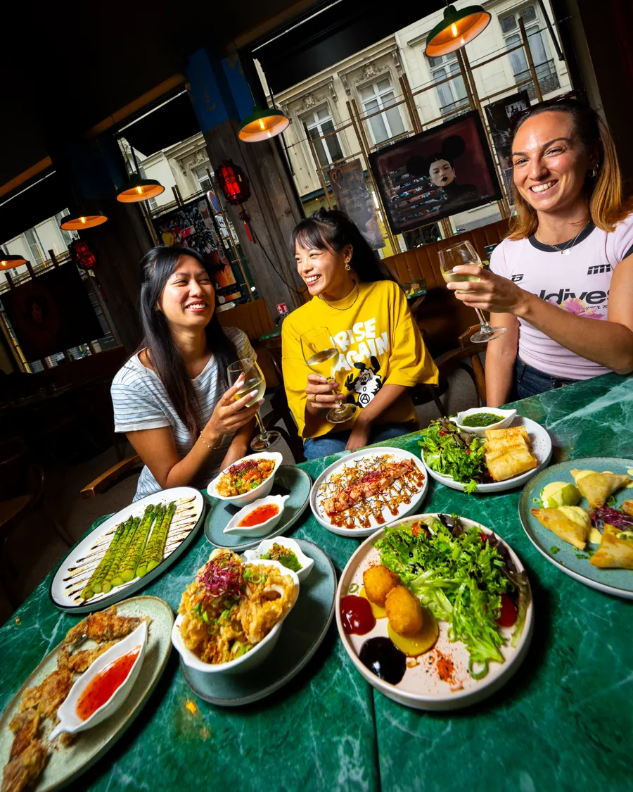 Une table d'amies chez Naï Naï